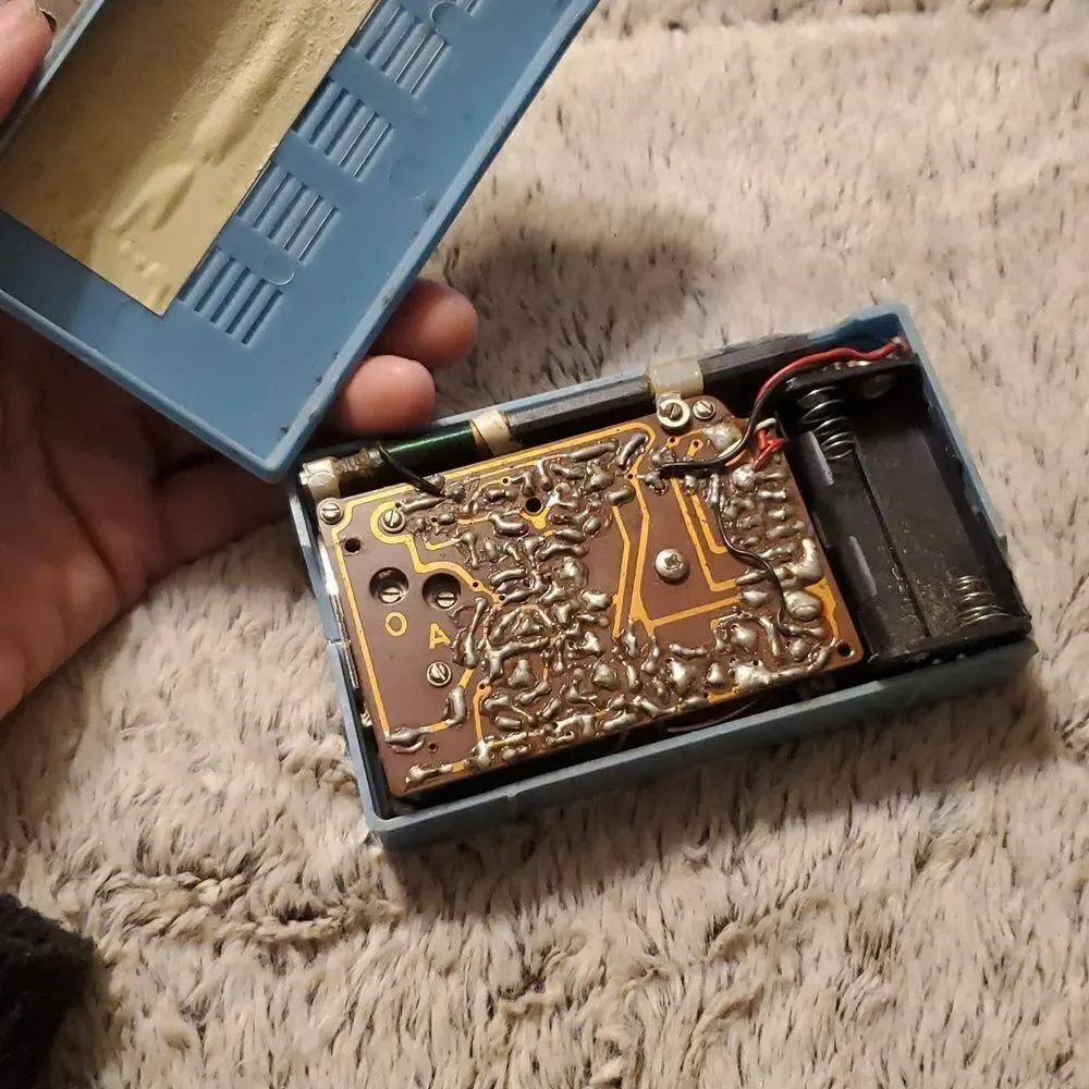 Radio Corp. SR-H107 transistor radio, likely from around 1961 With Case Military - Picture 8 of 16